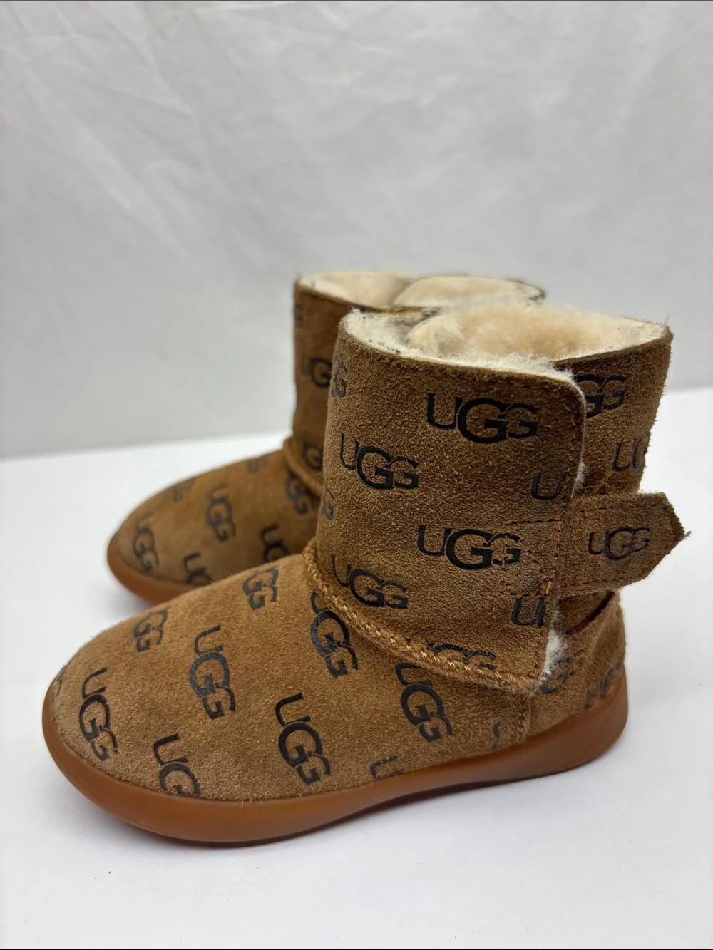 UGG Kids Chestnut Logo Classic Short Boots, SZ 7 for baby, box 73